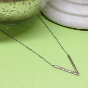 Collar mujer tipo V color plata acero inoxidable