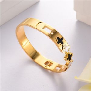 Pulsera dorada trébol