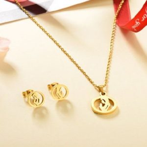 Conjunto cadena, dije y aretes dorado mod virgen