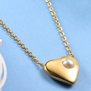 Cadena dorada con dije corazón perla incrustada