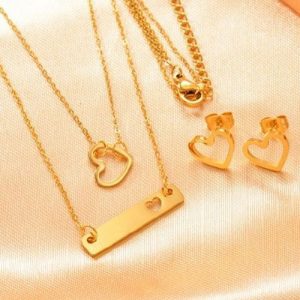 Conjunto dorado cadena doble, dije y aretes mod corazón y placa