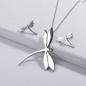 Conjunto de pendientes de collar de libélula plateado
