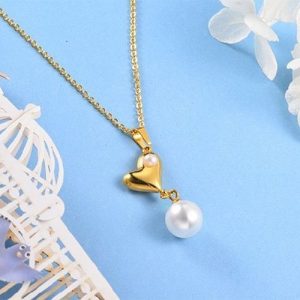 Cadena dorada con dije corazon y perla