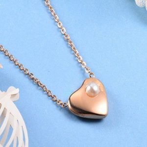 Cadena rosa oro con dije corazón perla incrustada