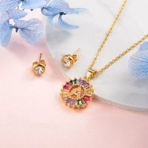 Conjunto dorado cadena letra A arete y piedra colores