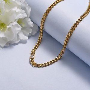 Cadena dorada con zirconia