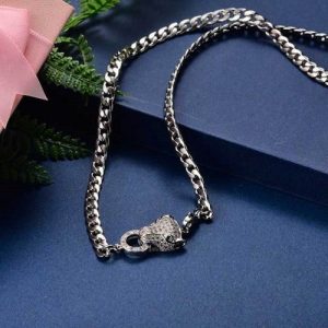 Collar plateado con cabeza de tigre de moda