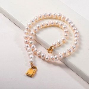 Collar de perlas de agua dulce con dije de candado dorado