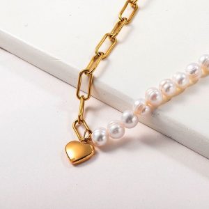 Collar acero con perlas de agua dulce con colgante de corazón dorado