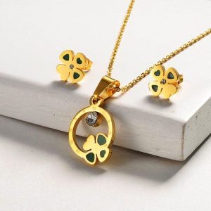 Conjunto dor collar y arete acril verde trebol