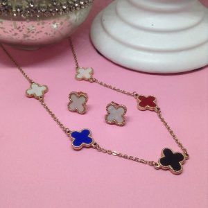 Conjunto rosa collar y aretes trébol de colores