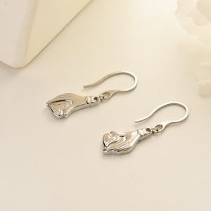 Aretes color plata mano corazón