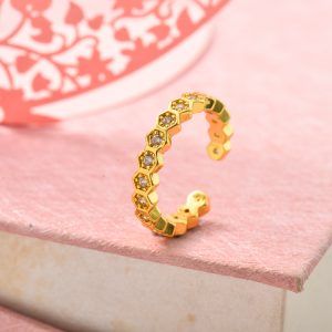 Anillo dorado con diamante