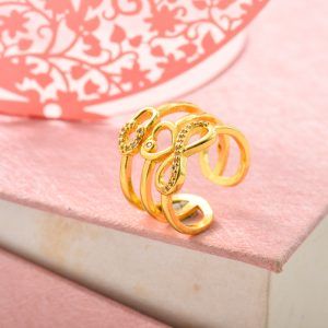 Anillo dorado de corazon