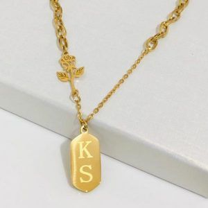 Collar dorado flor y placa