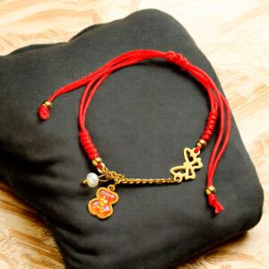 Pulsera roja con perla natural y dije de osito blanco