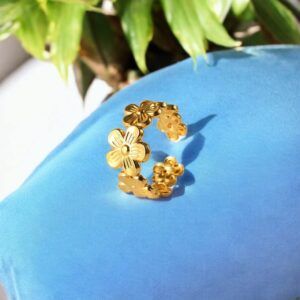 Anillo abierto estilo flor titianio chapa oro 18k